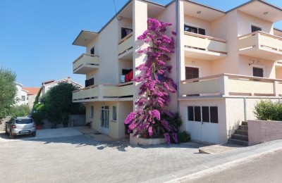 Freistehende Haus 3 Wohnungen und Meerblick, attraktiven Lage in der Siedlung Diklo-Zadar