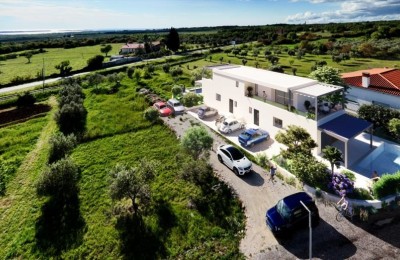 Wir verkaufen ein wunderschönes Maisonette-Haus mit Pool und Blick auf das Meer und Brijuna in Galižana