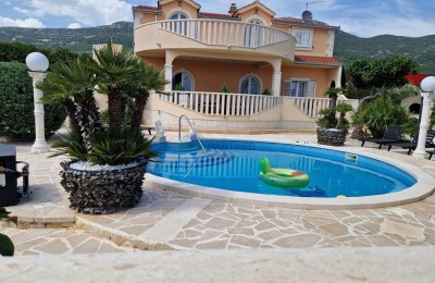 Villa mit Pool 350 m2 in Kaštel Stari