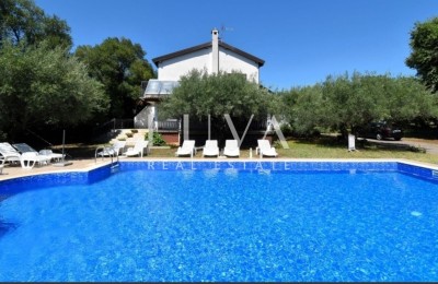 Poreč, Kukci, Haus mit 330 m² und Pool zu verkaufen