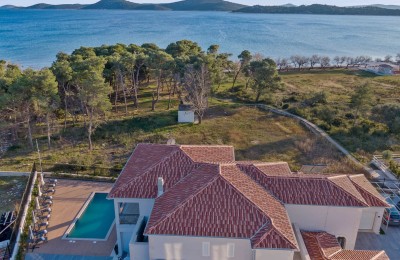Vodice, luxuriöse und einzigartige Villa mit Pool am Meer zu verkaufen