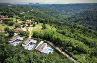 Verkauf von Baugrundstücken mit Projekt zum Bau einer Villa in der Nähe von Tinjan!