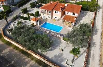 Freistehendes Haus mit Einliegerwohnung und Meerblick, Poreč, Istrien