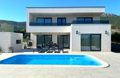 Neu Villa mit Pool von 260 m2 in Kaštel Stari