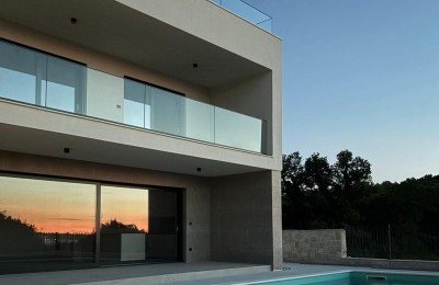 Drage, modernes Haus mit Pool in Meeresnähe zum Verkauf