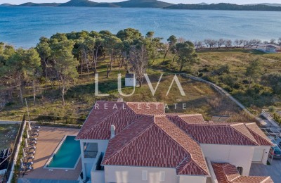Vodice, luxuriöse und einzigartige Villa mit Pool am Meer zu verkaufen