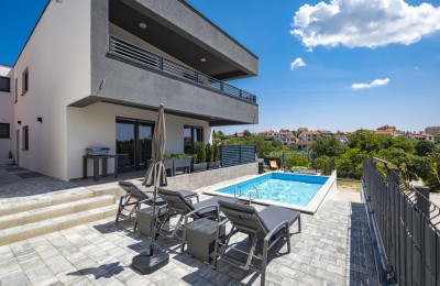 Schöne Villa zum Verkauf, 300 m2, 150 m vom Meer entfernt in Medulin!