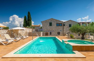 Istrien, Tar, Gewerbe- und Wohngebäude in ausgezeichneter Lage