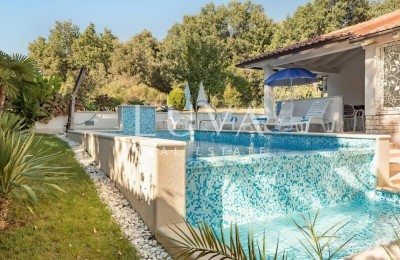 Pula, außergewöhnliches Apartmenthaus mit Pool zu verkaufen