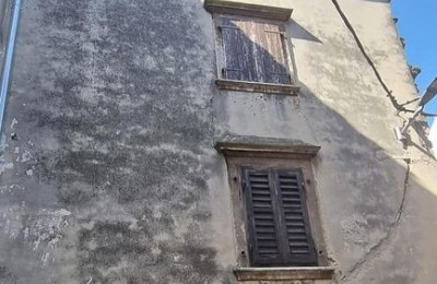 Großes Istrisches Steinhaus auf drei Etagen zum Verkauf, Buje!