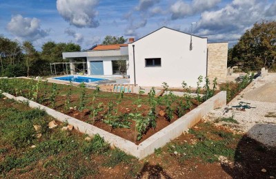 In der Nähe von Rovinj steht ein modernes, elegantes einstöckiges Haus mit Swimmingpool zum Verkauf