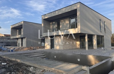Poreč, wunderschönes modernes Haus mit Pool im Bau