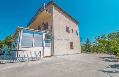 Novigrad, Freistehendes Haus mit drei Wohnungen