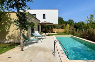 Zu verkaufen, eine Villa mit Swimmingpool, nur 1 km vom Meer entfernt, in der Nähe von Poreč