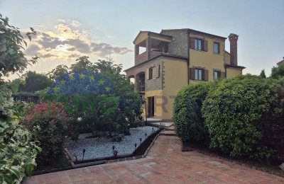Istrien, Umgebung Poreč. Freistehendes Steinhaus mit Meerblick