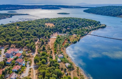 Baugrundstück in erster Reihe zum Meer in der Nähe von Pula