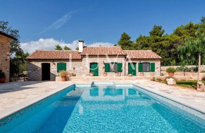 Luxusvilla mit Pool in einer abgelegenen Gegend auf Hvar