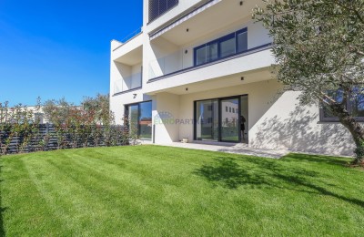 Wohnung mit Garten, 900 m vom Meer entfernt, Poreč