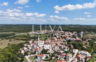 Višnjan, Baugrundstück mit Baugenehmigung, 1.263 m²
