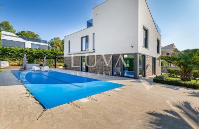Istrien, Fažana, moderne Villa mit Pool in Meeresnähe, 330 m²