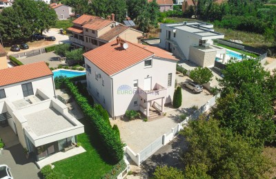 Freistehendes Haus mit 4 Wohnungen, Funtana