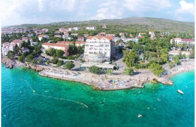 CRIKVENICA Das Hotel liegt nur 10 Meter vom kristalltürkisfarbene Meer;