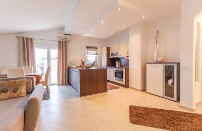 Poreč, modern ausgestattete 3-Zimmer-Wohnung + Grundstück 140 m² - nur 2,5 km vom Meer entfernt
