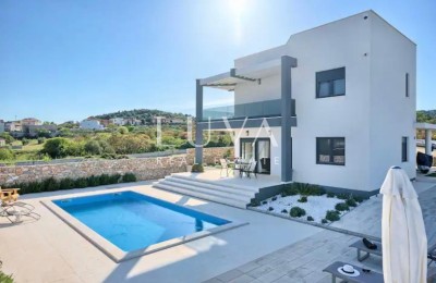 Vodice, luxuriöse Villa mit Pool zu verkaufen