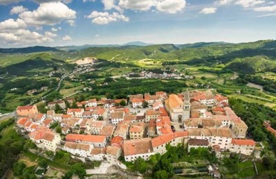 Buzet, Baugrundstück von 10.300 m2 zur Wohnnutzung