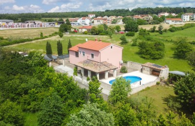 Haus mit Pool und großem Grundstück, 10 km von Poreč entfernt