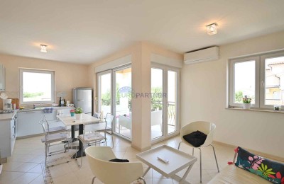 Poreč, Wohnung mit Meerblick - 1 km vom Strand entfernt