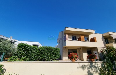 Doppelhaushälfte mit zwei Wohnungen nahe dem Zentrum von Poreč