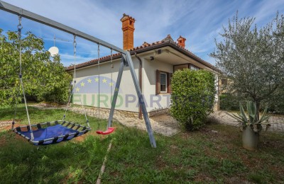 Bungalow mit zwei Nebengebäuden, nur 5 km von Poreč entfernt