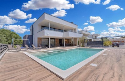 Wunderschöne Villa mit Pool und Meerblick in der Nähe des Strandes