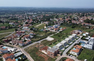 Poreč, Baugrundstück mit Projekt und Meerblick
