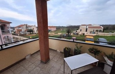 In Novigrad steht eine Zweizimmerwohnung mit Meerblick zum Verkauf