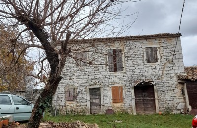 ALTES STEINHAUS ZUR ADAPTIERUNG