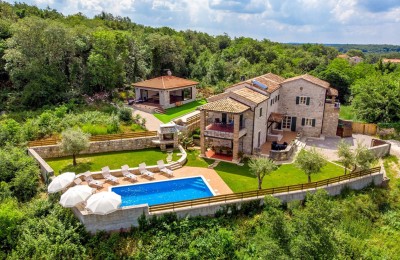 Steinerne Schönheit am Rand der Siedlung, Tinjan