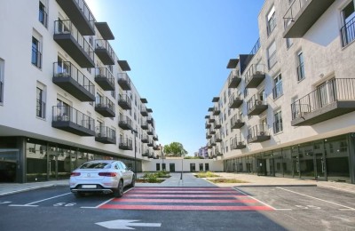 Wir verkaufen eine Wohnung in einem Neubau mit Aufzug.