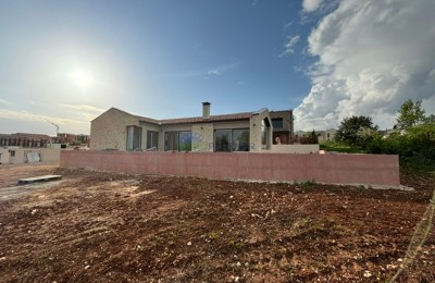 Designervilla in Tar, 3500 m vom Meer entfernt