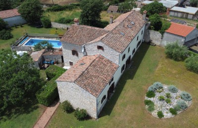 Istrien, Marčana: Steinhaus mit Swimmingpool und großem Garten