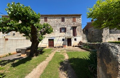 Istrien, Novigrad, Altbau in der Umgebung von Novigrad