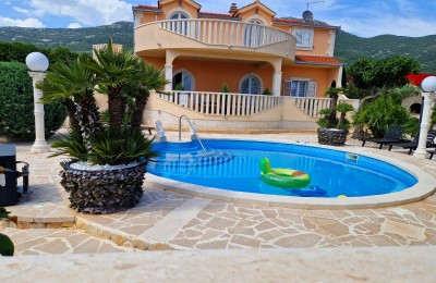 Villa mit Pool 350 m2 in Kaštel Stari