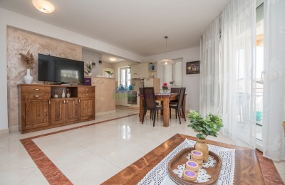 Poreč, Wohnung 90 m² mit Meerblick! 700 m zum Meer