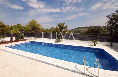 Šolta, Rogač, luxuriöse Villa mit Pool direkt am Meer zu verkaufen