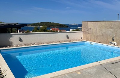 Rogoznica, modernes Haus mit Pool in Meeresnähe, 263m2