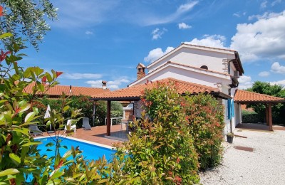 Višnjan, schönes Haus mit Schwimmbad und Außengrill