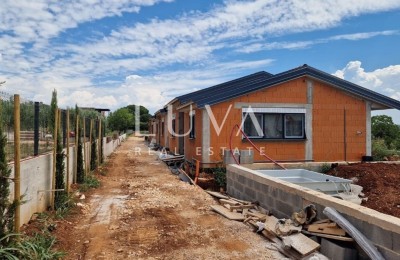 Istrien, Kaštelir, Modernes Erdgeschosshaus mit 95 m² und Innenhof zu verkaufen