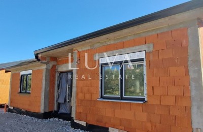 Istrien, Kaštelir, Modernes Erdgeschosshaus mit 88 m² und Innenhof zu verkaufen