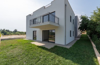 Wohnung im Erdgeschoss mit Garten, 1 km vom Meer entfernt, Raum Poreč